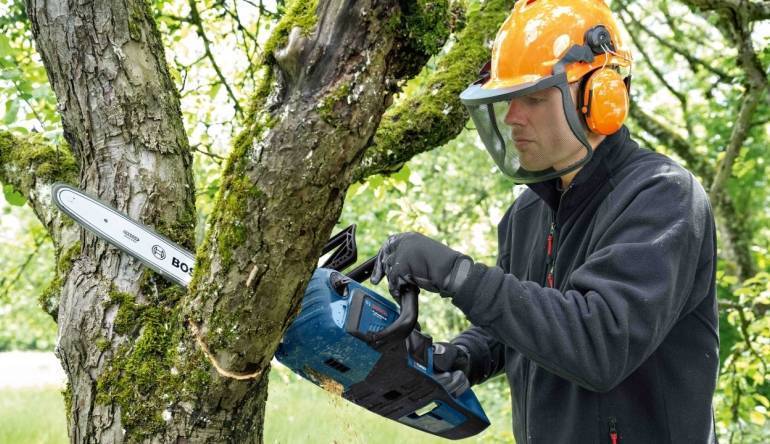 Produktvorstellung Schluss mit störenden Ästen: Neue Akku-Kettensäge von Bosch ab September - News, Bild 1